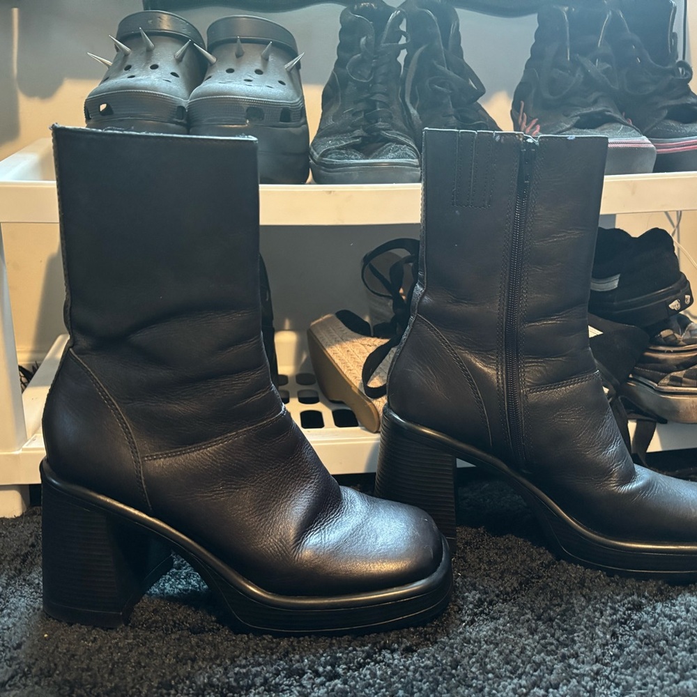 Steve Madden black leather heal boots
